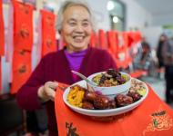 1月4日，內(nèi)蒙古呼和浩特市玉泉區(qū)清泉街社區(qū)一位老人在展示臘八粥食材。當(dāng)日，呼和浩特市玉泉區(qū)清泉街社區(qū)舉辦“溫暖臘八粥 濃濃鄰里情”活動(dòng)，喜迎即將到來(lái)的“臘八節(jié)”。新華社發(fā) 丁根厚 攝