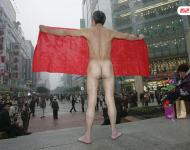 2005年11月27日，為了給癱瘓的兒子討回血汗錢，一名來自重慶市江津區(qū)的五旬老漢在解放碑鬧市裸體討薪。當(dāng)天，老漢抬著載有病兒的擔(dān)架床靠近解放碑中心，脫掉衣褲后展開事先備好的橫幅：“包工頭給我血汗錢！救兒子，救我全家！”據(jù)老人介紹，2003年7月10日他的兒子在重慶市沙坪壩某工地施工時頭部受重傷，法院判決施工方給傷者一次性傷殘補助金等費用共計61萬余元。雖然官司打贏了，但施工方至今未付一分錢。