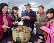1月4日，內(nèi)蒙古呼和浩特市玉泉區(qū)清泉街社區(qū)志愿者為社區(qū)居民盛臘八粥。當(dāng)日，呼和浩特市玉泉區(qū)清泉街社區(qū)舉辦“溫暖臘八粥 濃濃鄰里情”活動(dòng)，喜迎即將到來(lái)的“臘八節(jié)”。新華社發(fā) 丁根厚 攝