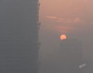 2017年1月2日，黃昏時(shí)分，霧霾籠罩下的鄭州。