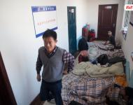 2015年12月20日，吉林長春，近百打工者為討要300萬工資“蝸居”在東奧建設(shè)集團有限公司辦公大樓。據(jù)了解，2013年到2014年，這些人在東奧的一個建筑工地打工，大多數(shù)人都是木匠。在2014年10月，東奧公司位于鐵北的“汽博嘉園”項目就已完工，可到現(xiàn)在，還欠著他們300多萬元的工資沒有結(jié)清。而東奧公司則說，他們確實欠下了勞務(wù)公司的工資，原因是開發(fā)商有上千萬元的進度款和尾款沒有結(jié)算。視覺中國