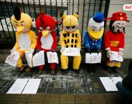 2013年1月31日，北京，“憤怒的小鳥”、“加菲貓”、“唐老鴨”和“財神爺”等5個不同的卡通人物匯聚在中央人民廣播電臺外，以靜坐的方式討薪，希望得到社會關(guān)注。據(jù)討薪隊伍負(fù)責(zé)人表示，他們5人代表31名農(nóng)民工兄弟進京尋求社會幫助。因其2012年在河北張家口張北縣承建博天糖業(yè)、華林商廈、九鼎家具城、張北塞那都滑雪場四個工地消防工程工作，完工后被欠工款28萬余元，致使31名工人無錢回家過年，故想以此方式博得社會關(guān)注，幫助工友討回血汗錢。王王/視覺中國