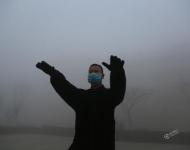 2017年1月3日，江蘇連云港贛榆區(qū)，市民在大霧中晨練。相去甚遠(yuǎn)/視覺(jué)中國(guó)
