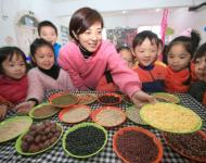 1月4日，內(nèi)蒙古呼和浩特市玉泉區(qū)清泉街社區(qū)一位老人在展示臘八粥食材。當(dāng)日，呼和浩特市玉泉區(qū)清泉街社區(qū)舉辦“溫暖臘八粥 濃濃鄰里情”活動(dòng)，喜迎即將到來(lái)的“臘八節(jié)”。新華社發(fā) 丁根厚 攝