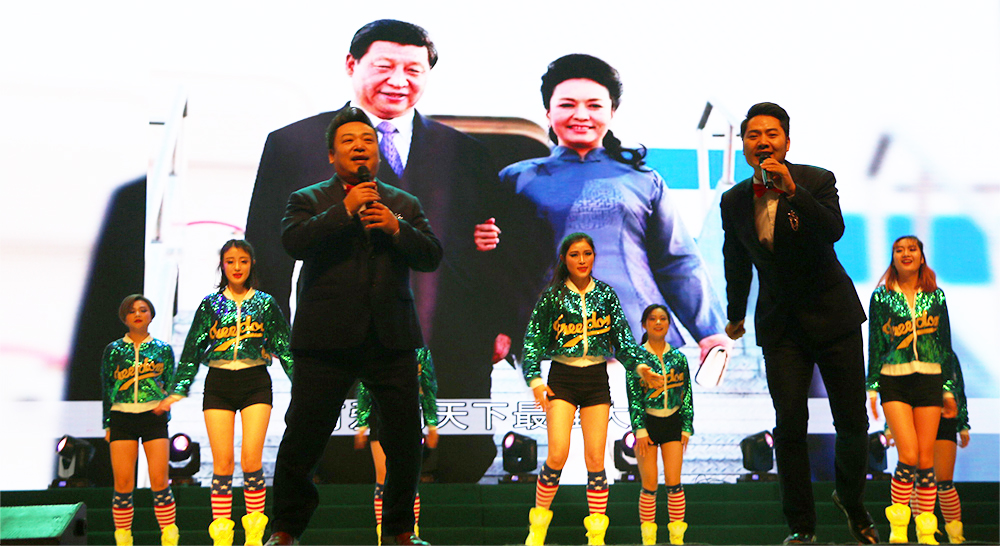 歌曲《習(xí)大大愛(ài)上彭麻麻》 演唱：余潤(rùn)澤、徐銨 伴舞：尚姿女子舞蹈隊(duì)