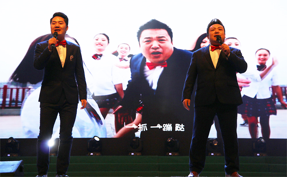 歌曲《愛(ài)拼才會(huì)贏》 演唱：余潤(rùn)澤、徐銨     伴舞：尚姿女子舞蹈隊(duì)