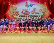 晚會結束，市領導與演出人員合影
