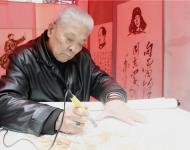 根雕、面塑、糖畫、布老虎制作技藝等12個(gè)非物質(zhì)文化遺產(chǎn)項(xiàng)目展示，大銅器、大鼓書、絲弦道、羅卷戲等15個(gè)近300人非物質(zhì)文化遺產(chǎn)項(xiàng)目展演。圖為：天中火筆畫