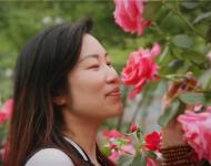 又恰逢“五一”小長(zhǎng)假，市民前來賞花游玩，盡情陶醉在這花香之中。