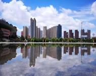 同是鋼筋水泥、矗立此地久矣、藍(lán)天白云映襯、頓覺風(fēng)光旖旎