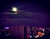 夕陽落幕，醉了晚霞，牽來了明月。淡淡涼風，蕩滌人間塵埃。