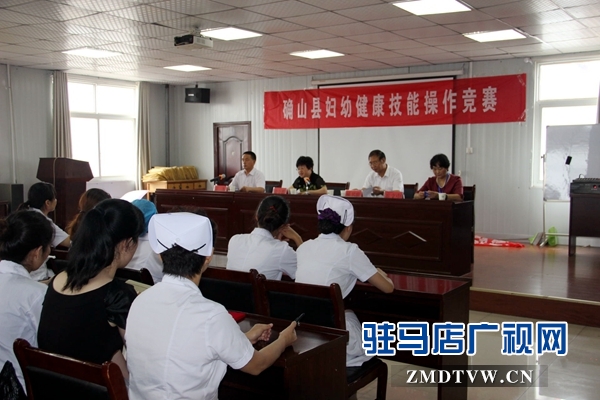 縣總工會的領(lǐng)導在閉幕式上宣讀表彰決定.jpg