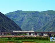 7月9日，一列高鐵列車(chē)行駛在寶蘭高鐵甘肅天水段南河川大橋上?！　〗陙?lái)，中國(guó)高鐵繼續(xù)保持快速發(fā)展步伐，“四縱四橫”高鐵網(wǎng)基本成形，技術(shù)成就贏得國(guó)際聲譽(yù)，服務(wù)品質(zhì)不斷攀升。中國(guó)高鐵已經(jīng)成為一張見(jiàn)證時(shí)代發(fā)展的名片。新華社發(fā)（武龍 攝）