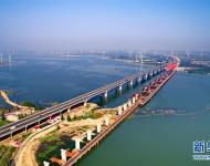 建設(shè)中的京張高鐵工程官?gòu)d水庫(kù)特大橋（6月27日攝）?！　〗陙?lái)，中國(guó)高鐵繼續(xù)保持快速發(fā)展步伐，“四縱四橫”高鐵網(wǎng)基本成形，技術(shù)成就贏得國(guó)際聲譽(yù)，服務(wù)品質(zhì)不斷攀升。中國(guó)高鐵已經(jīng)成為一張見(jiàn)證時(shí)代發(fā)展的名片。新華社記者 楊世堯 攝
