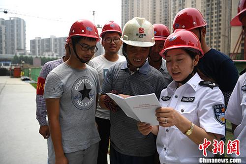 資料圖：安監(jiān)辦工作人員進(jìn)工地給農(nóng)民工普及安全生產(chǎn)知識(shí)。<ahttp://www.chinanews.com/'>中新社</a>記者 韓蘇原 攝