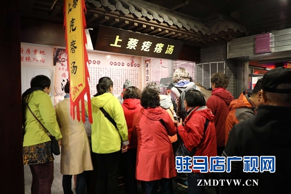 800名北京游客游覽嵖岈山、皇家驛站、天中老街等景區(qū)后爭(zhēng)相搶購(gòu)駐馬店名優(yōu)土特產(chǎn)