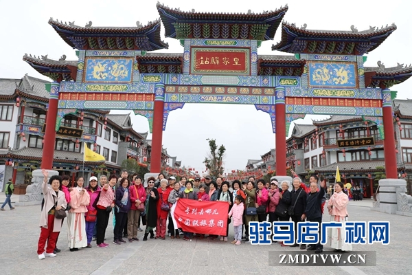 800名北京游客游覽嵖岈山、皇家驛站、天中老街等景區(qū)后爭(zhēng)相搶購(gòu)駐馬店名優(yōu)土特產(chǎn)