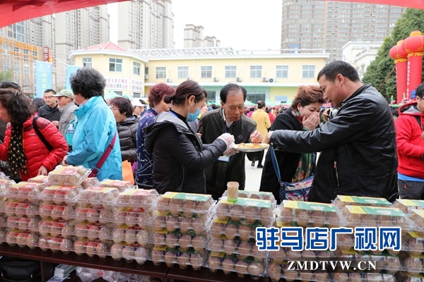 800名北京游客游覽嵖岈山、皇家驛站、天中老街等景區(qū)后爭(zhēng)相搶購(gòu)駐馬店名優(yōu)土特產(chǎn)