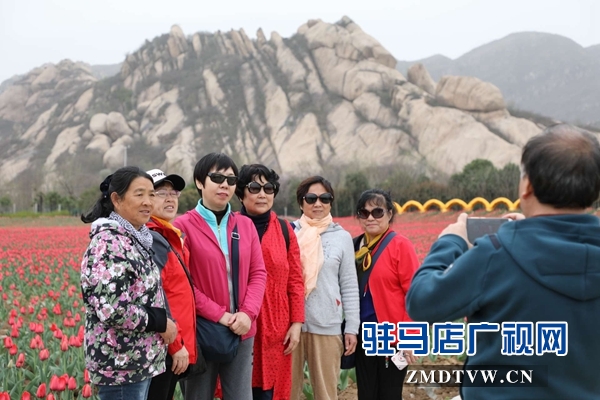 800名北京游客游覽嵖岈山、皇家驛站、天中老街等景區(qū)后爭(zhēng)相搶購(gòu)駐馬店名優(yōu)土特產(chǎn)