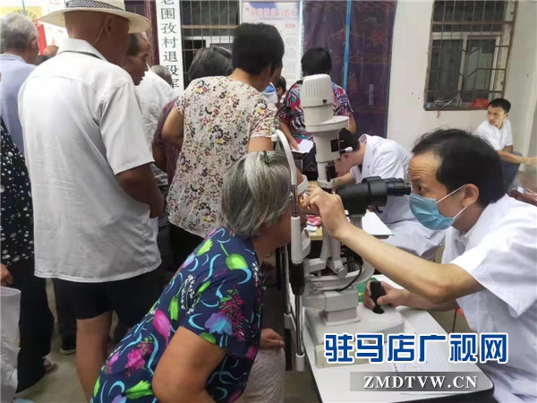 新蔡尖峰眼科冒雨義診 佛閣寺鎮(zhèn)領導親到現場慰問