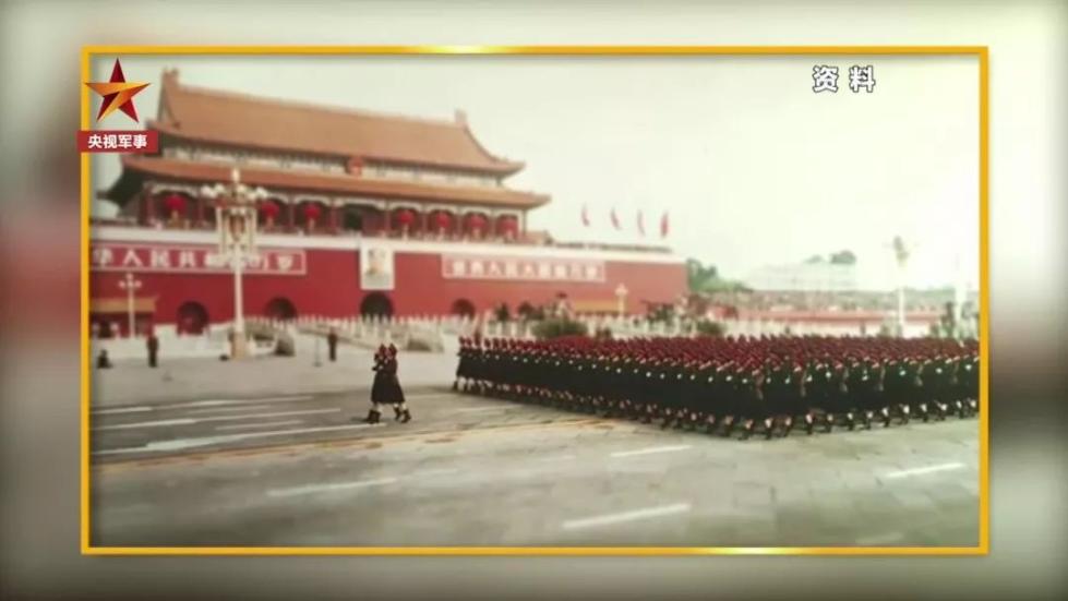 齊短發(fā)、“S彎”……新中國第一批受閱女兵的標配發(fā)型，好美！ 