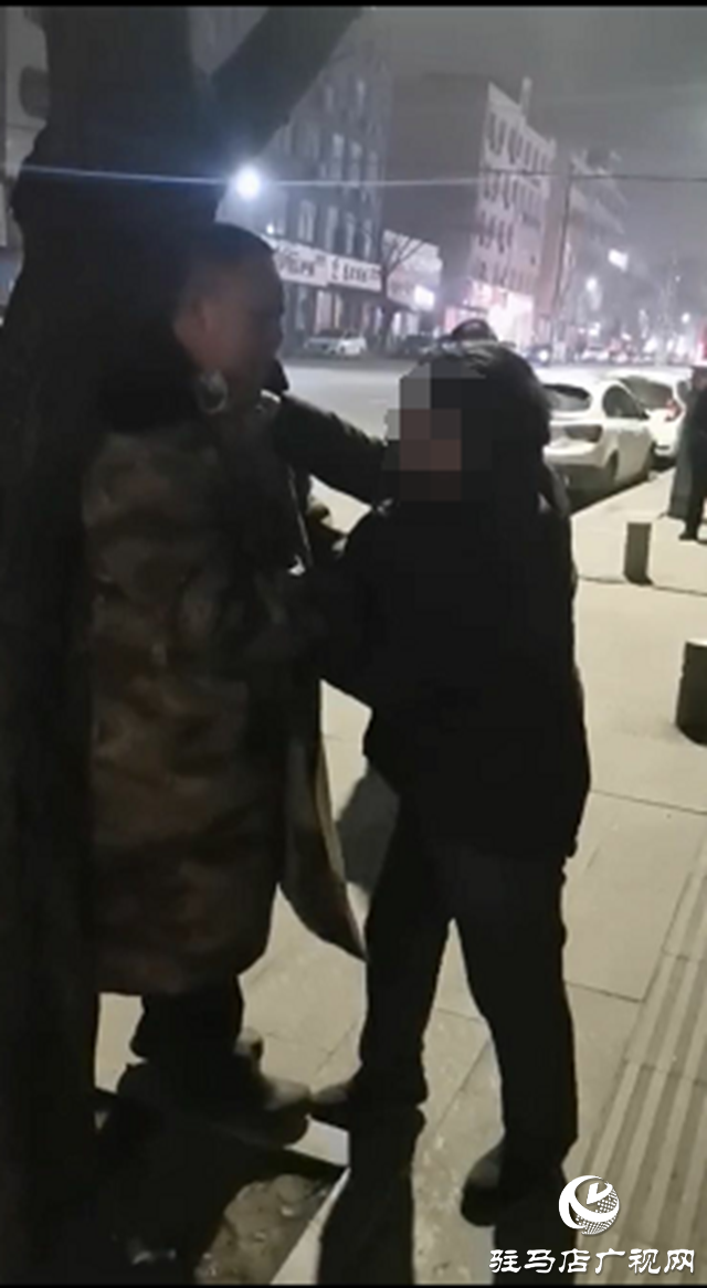 一男子毆打工作人員，干擾疫情防控工作，被平輿警方拘留！
