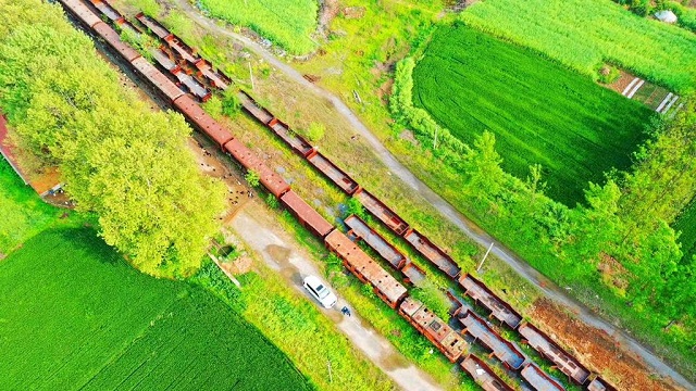 十多年的停運已經讓這一列客車銹跡斑斑。