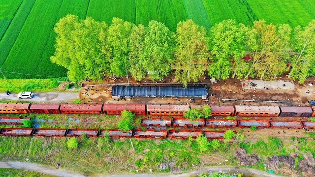 窄軌小火車主要運行在上世紀末，是當時當?shù)厝罕娭匾某鲂蟹绞?，同時也承擔著大宗商品的貨運業(yè)務。