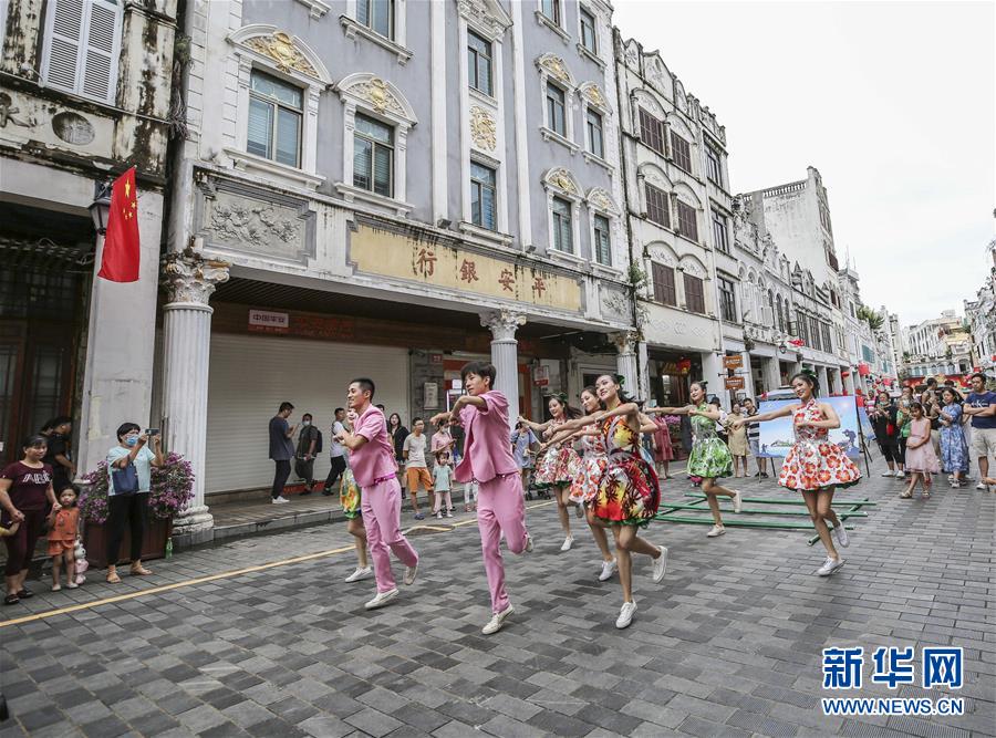 ?？冢汗爬向T樓 歡度國慶