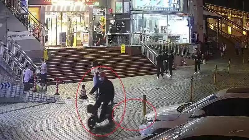 一外賣小哥“兼職”撒黃色小卡片，落網(wǎng)！