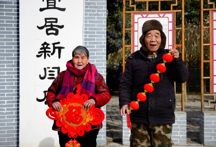 新春走基層丨新年來(lái)張全家福吧！攝影志愿者用光影為村民留住煙火年年