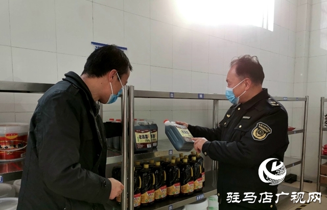 泌陽(yáng)縣古城市場(chǎng)監(jiān)管所開(kāi)展學(xué)校食堂食品安全專項(xiàng)檢查
