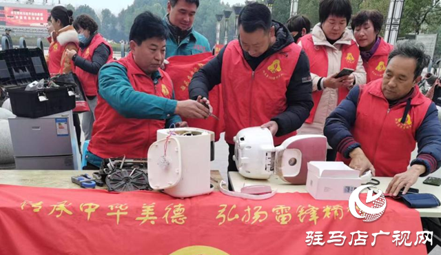 磨刀、理發(fā)、維修家電…… 駐馬店市雷鋒車(chē)隊(duì)雷鋒日學(xué)雷鋒