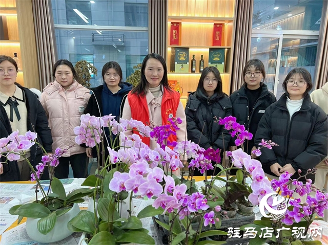 黃淮學院插花藝術(shù)協(xié)會舉辦3.8特色節(jié)日慶典活動
