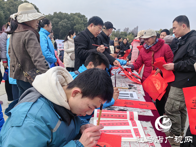 駐馬店市第四中學開展寫春聯剪窗花送祝福活動