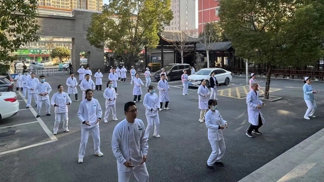 駐馬店市中醫(yī)院面向廣大市民開(kāi)展“共練八段錦，共筑健康長(zhǎng)城”活動(dòng)