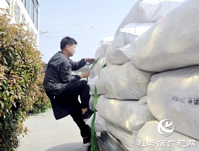新蔡縣貝蒂針織：小襪子織出大產(chǎn)業(yè) 帶動(dòng)1500人家門(mén)口就業(yè)