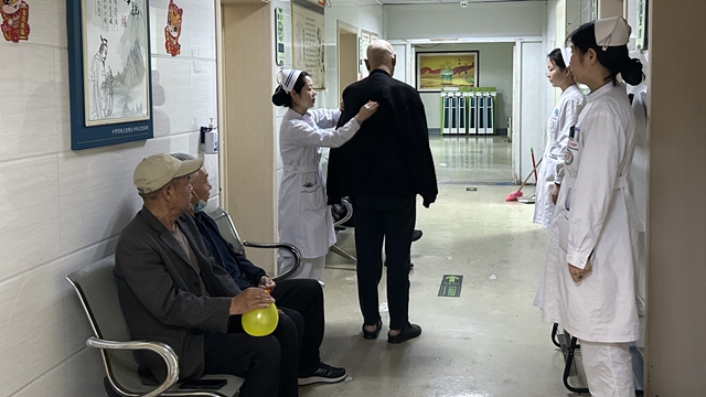 呼吸康復(fù)路，護(hù)患同行時(shí)——駐馬店市第二中醫(yī)院帶領(lǐng)患者開展呼吸操運(yùn)動(dòng)