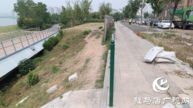 市民騎電動(dòng)車(chē)擠圍欄缺口存隱患 駐馬店人民公園管理方將封堵