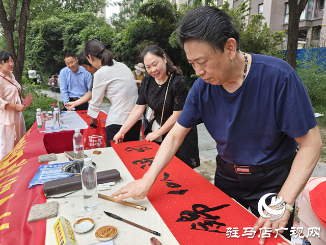 駐馬店市書畫研究院開展高考送祝?；顒? width=