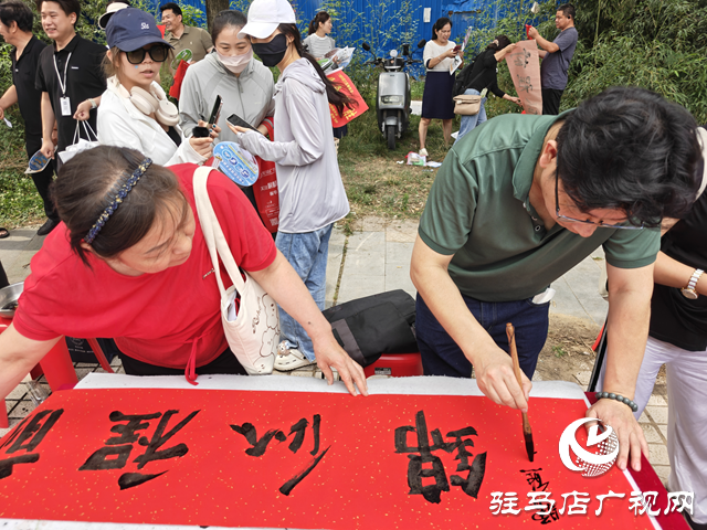 駐馬店市書畫研究院開展高考送祝?；顒? width=