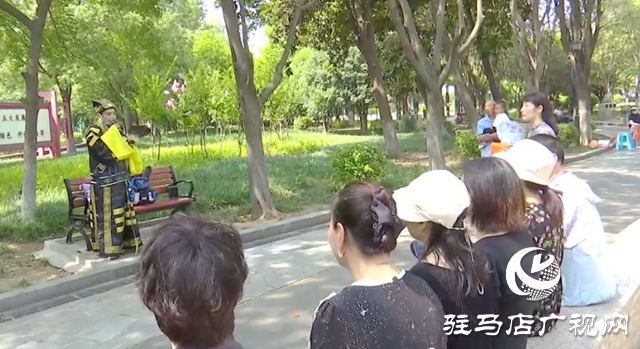 盛夏奏響銀發(fā)樂(lè)章 街頭藝術(shù)家燃情綻放城市舞臺(tái)