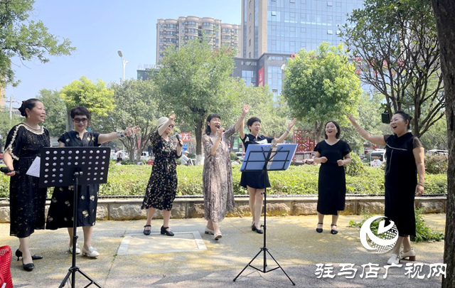 盛夏奏響銀發(fā)樂(lè)章 街頭藝術(shù)家燃情綻放城市舞臺(tái)
