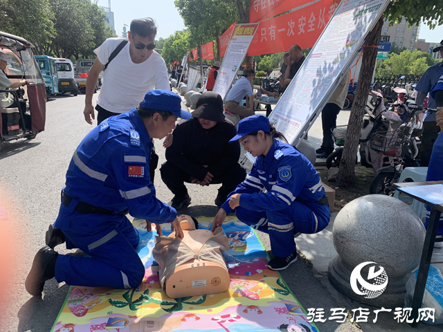 駐馬店天中救援隊街頭“開課” 市民爭學(xué)安全“救命招”