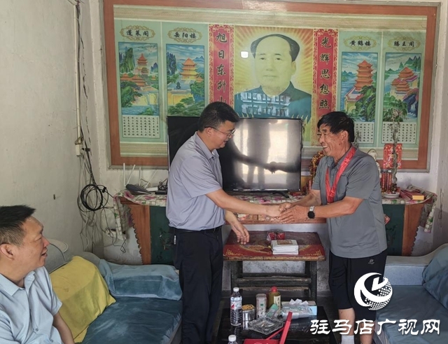 泌陽(yáng)縣下碑寺鄉(xiāng)開(kāi)展“光榮在黨50年”紀(jì)念章頒發(fā)活動(dòng)