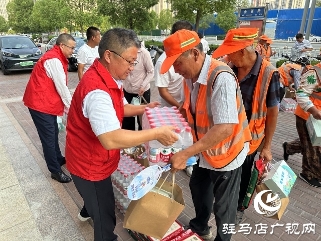 駐馬店保險行業(yè)開展“7.8全國保險公眾宣傳日” 慰問環(huán)衛(wèi)工人活動