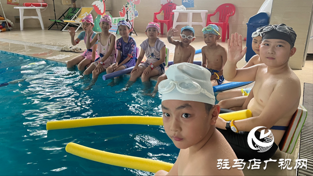 暑期孩子學游泳火爆！這份選館指南家長請收好