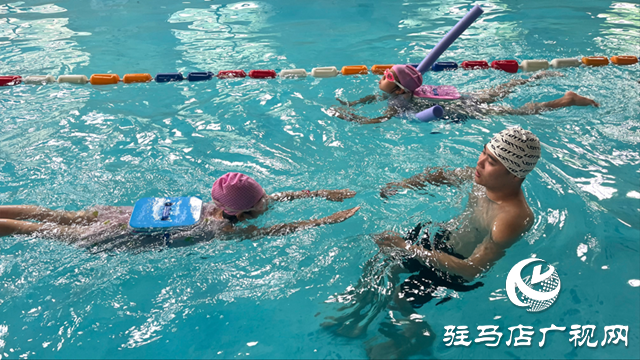 暑期孩子學游泳火爆！這份選館指南家長請收好