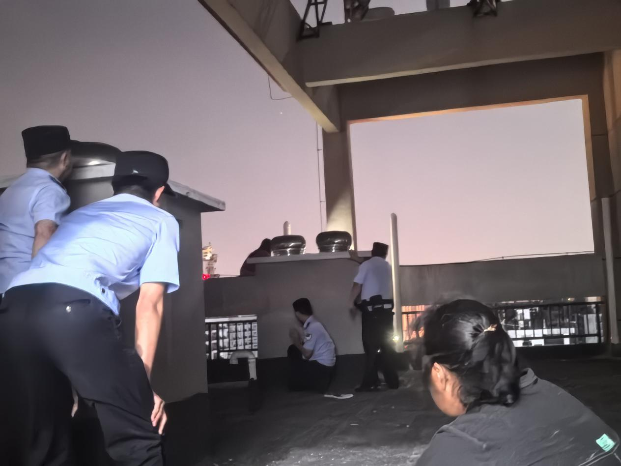 生死瞬間！ 民警爭(zhēng)分奪秒救援欲跳樓輕生懷孕女子