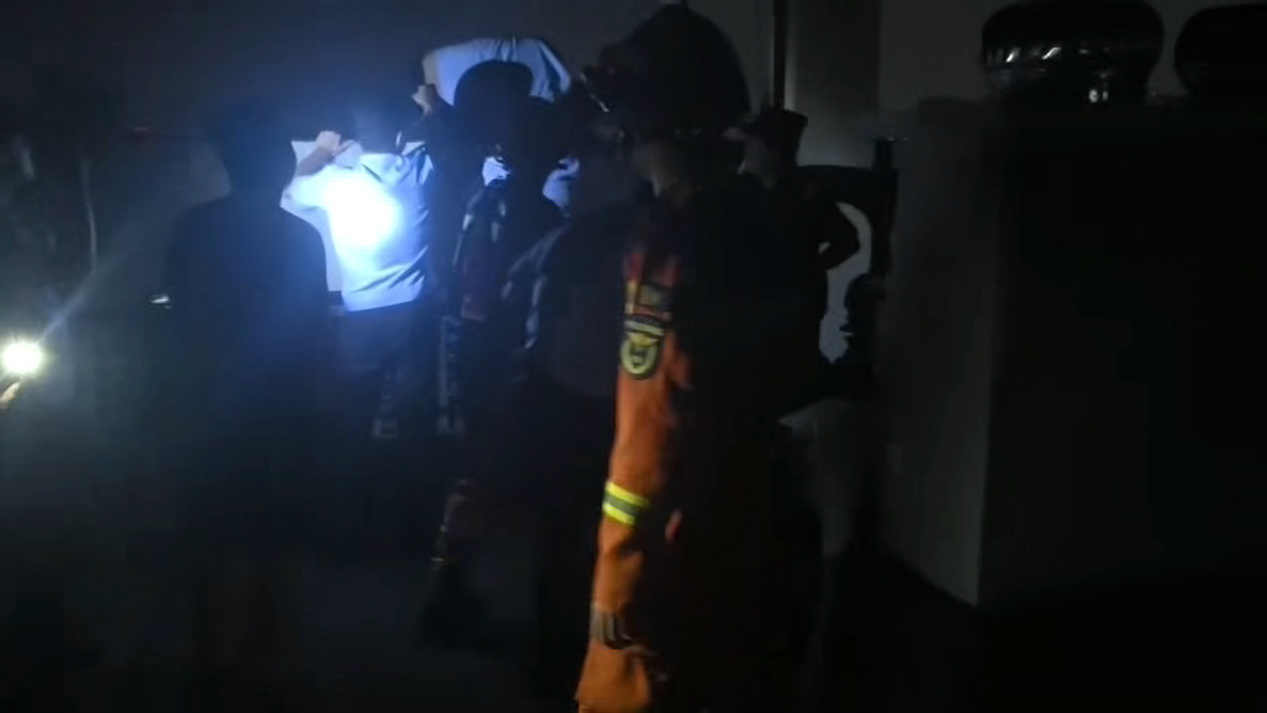 生死瞬間！ 民警爭(zhēng)分奪秒救援欲跳樓輕生懷孕女子